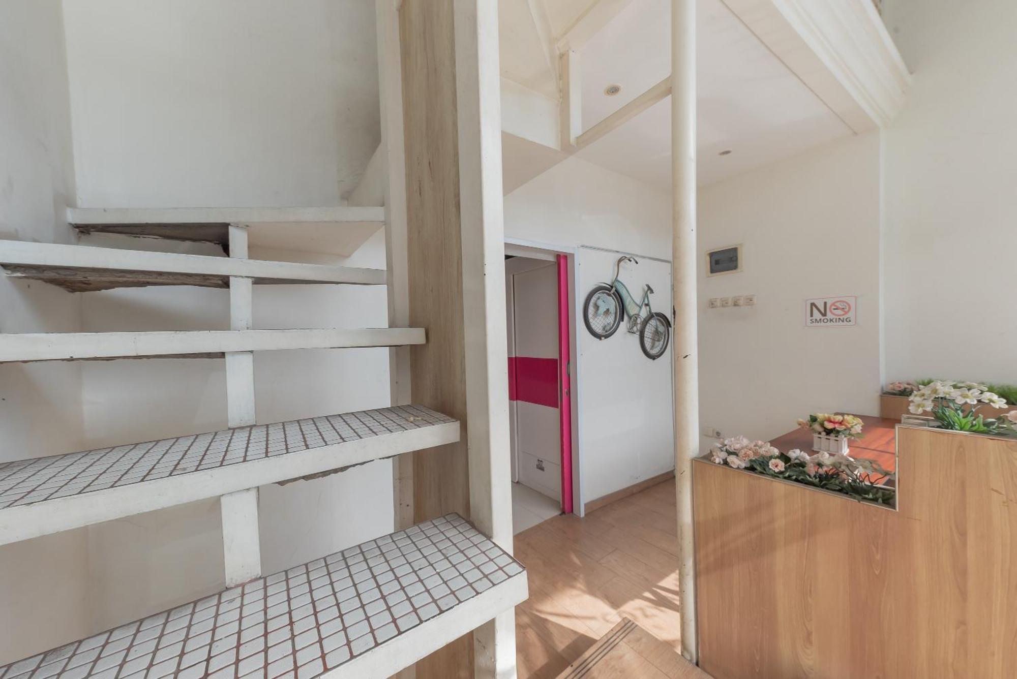 Reddoorz Hostel At Kiara Cozy Kircon Бандунг Экстерьер фото