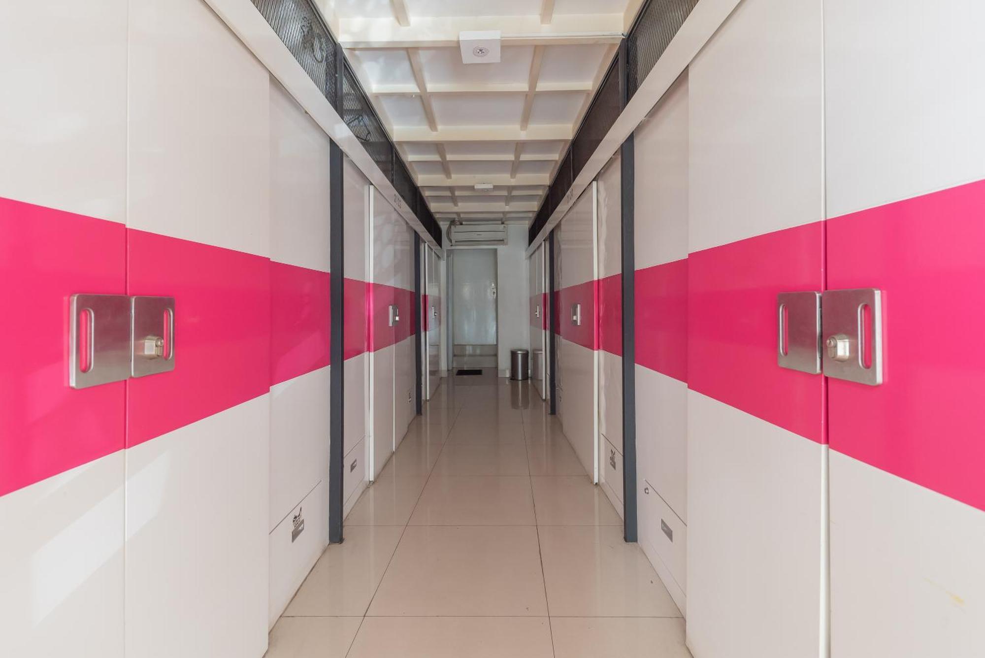 Reddoorz Hostel At Kiara Cozy Kircon Бандунг Экстерьер фото