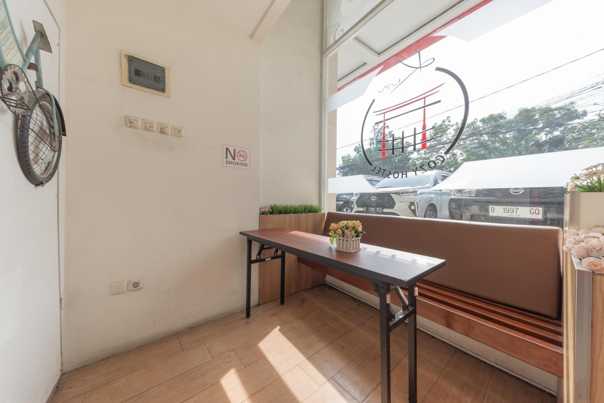 Reddoorz Hostel At Kiara Cozy Kircon Бандунг Экстерьер фото